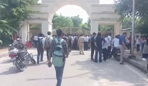 लखनऊ विश्वविद्यालय में हॉस्टल-मेस पर छात्रों का विरोध, समस्याओं के स्थायी समाधान की मांग
