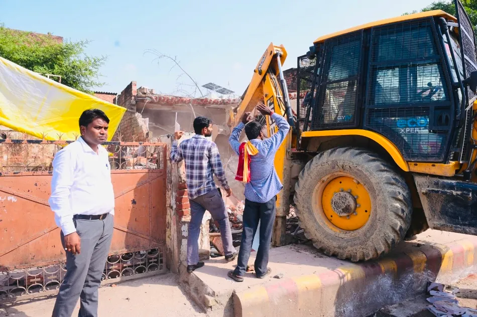 प्रयागराज में 26 बीघा अवैध प्लॉटिंग पर चला PDA का बुलडोजर, अतीक अहमद के करीबी का कार्यालय भी ध्वस्त