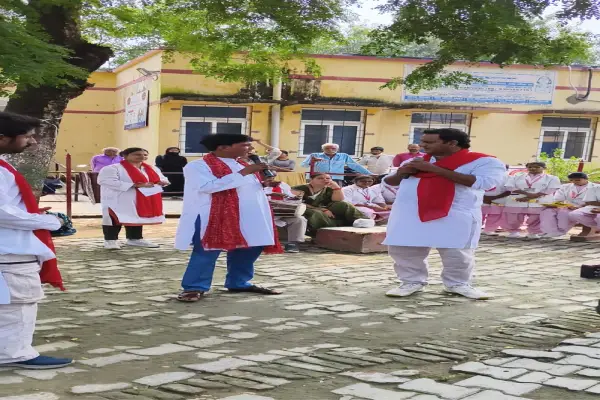 Ambedkar Nagar News: विश्व मानसिक स्वास्थ्य दिवस पर नुक्कड़ नाटक से किया जागरूक