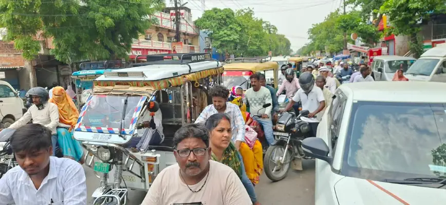Ambedkar Nagar News: भीषण जाम से हांफी यातायात व्यवस्था, वाहनों की कतारों से राहगीर परेशान