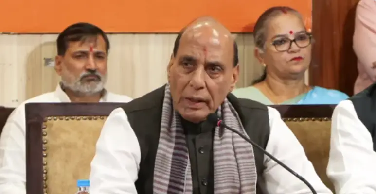 UP News: राजनाथ सिंह ने राहुल गांधी पर साधा निशाना, बोलेः युवाओं को राजनीतिक टकराव का बना रहे जरिया