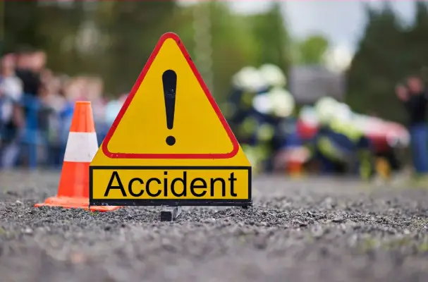 Balrampur Accident: बेकाबू कार ने दुर्गा मंदिर किनारे बैठे सात लोगों को रौंदा, तीन की मौत