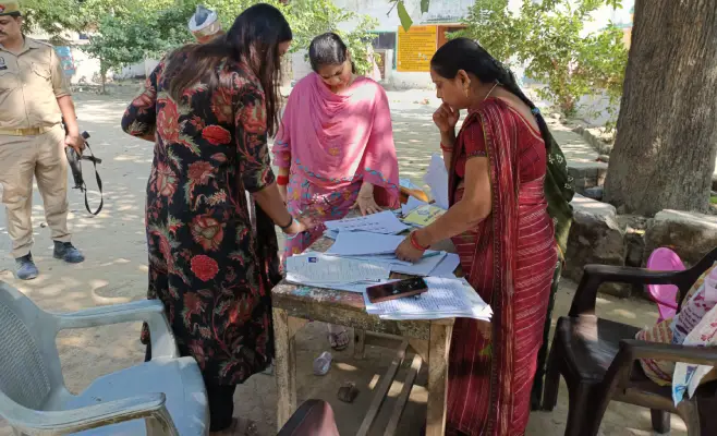 Ambedkar Nagar News: डीएम ने विभिन्न बूथों का किया निरीक्षण, पात्र नागरिकों से की मतदाता सूची में नाम जुड़वाने की अपील