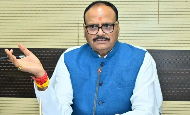 Lucknow Triple Murder Case: पीड़ित परिवार को सरकारी नौकरी, बेटी की पढ़ाई का खर्च उठाएगी सरकार