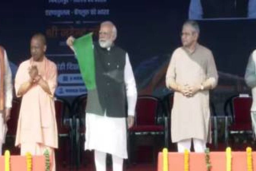 वाराणसी को पीएम मोदी का बड़ा उपहार: काशी से खजुराहो के लिए वंदे भारत को दिखाई हरी झंडी