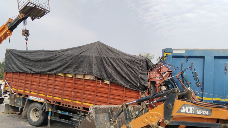 लखनऊ के आउटर रिंग रोड पर मौत की टक्कर: डंपर में घुसी डीसीएम, दो की दर्दनाक मौत