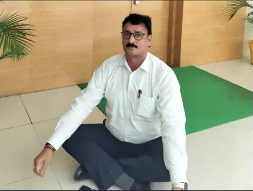AKTU में फिर उठा बवाल: डिप्टी रजिस्ट्रार धरने पर बैठे, कुलपति पर दबाव बनाने का लगाया आरोप