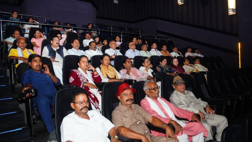ज्योतिबा फूले के जीवन पर आधारित फ़िल्म फूले देखने पहुँचे उत्तर प्रदेश कांग्रेस कमेटी के अध्यक्ष अजय राय व अन्य कांग्रेस कार्यकर्ता