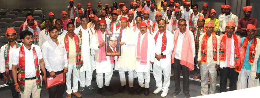 भाजपा और कांग्रेस छोड़ सपा में शामिल हुए प्रमुख नेता, 27 की सियासी पिच तैयार कर रही सपा