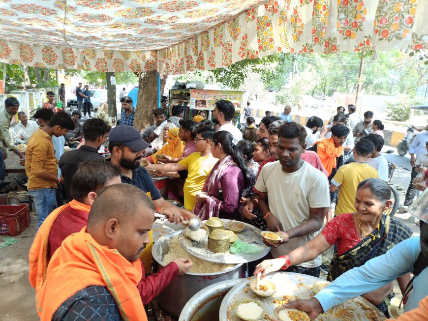 बड़े मंगल पर चिनहट स्थित शनि मंदिर में भंडारे का आयोजन, राज्यसभा सांसद और खाद्य मंत्री ने लिया भाग
