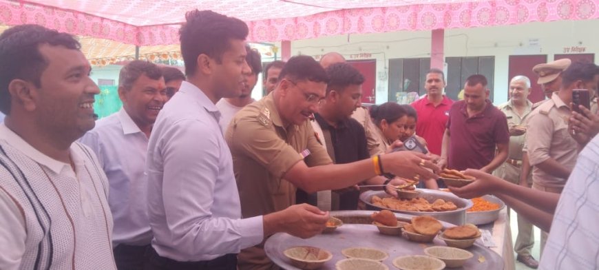 बड़े मंगल पर लखनऊ के चिनहट थाने में सजा भंडारे का महाभोज, थाना अध्यक्ष की अगुवाई में बंटा प्रसाद