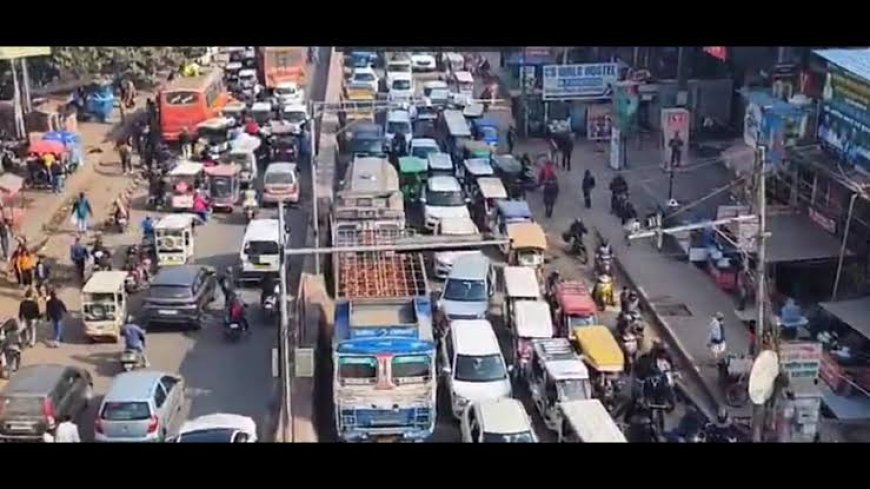 लखनऊ की रफ्तार पर ब्रेक: चिनहट से चारबाग तक जाम, ई-रिक्शा, बसों और प्रशासन की अनदेखी ने बिगाड़ी सड़कों की चाल