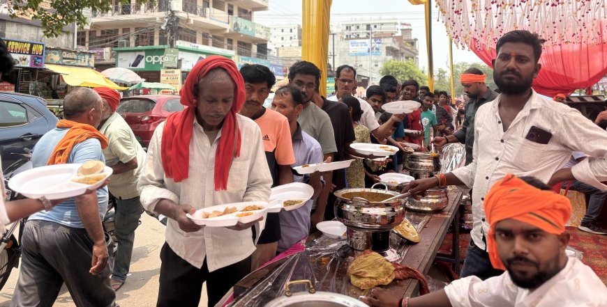लखनऊ में ज्येष्ठ माह के अंतिम मंगलवार पर अमिटी यूनिवर्सिटी के सामने भव्य भंडारा, हर साल निभा रहे सेवा का संकल्प