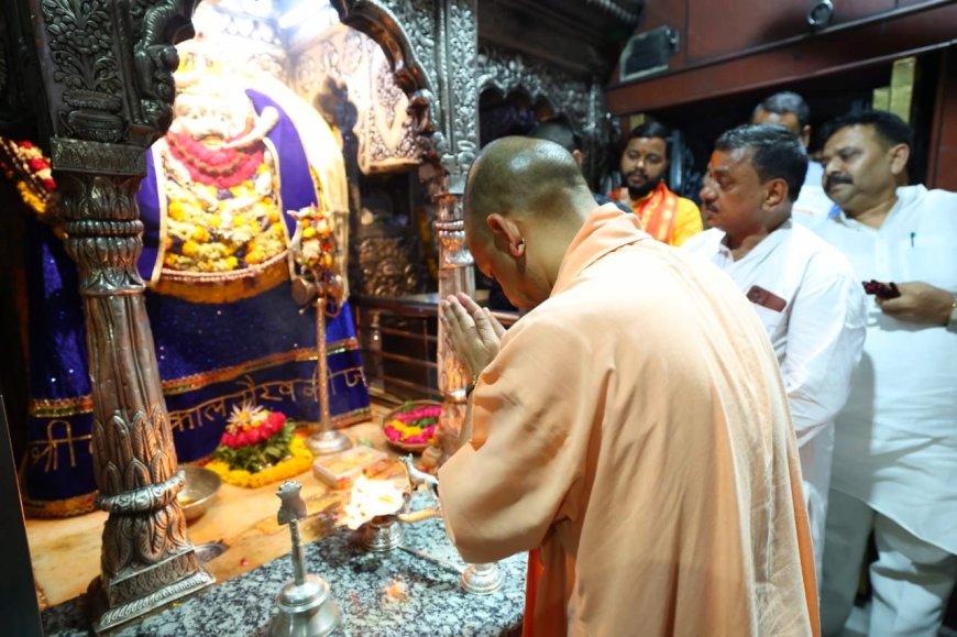 काशी में हुई योगी आदित्यनाथ की आस्था यात्रा: दिन में शिव बाबा, रात में विश्वनाथ के दरबार में नमन